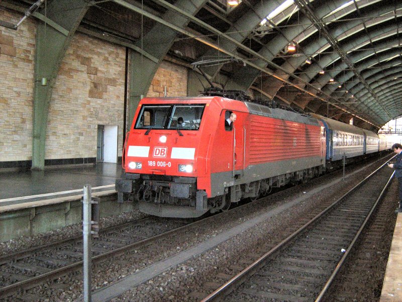 189er im Ostbahnhof mit Fernzug