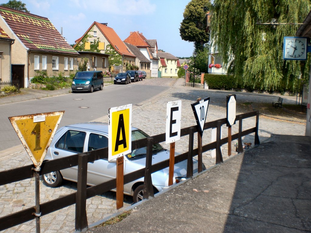 Am Bahnhof Buckow