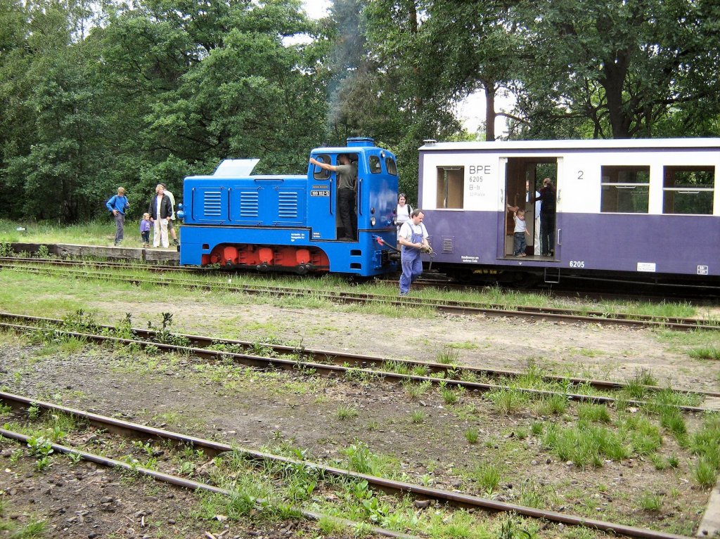 Blaue Diesellokvor Personenwagen