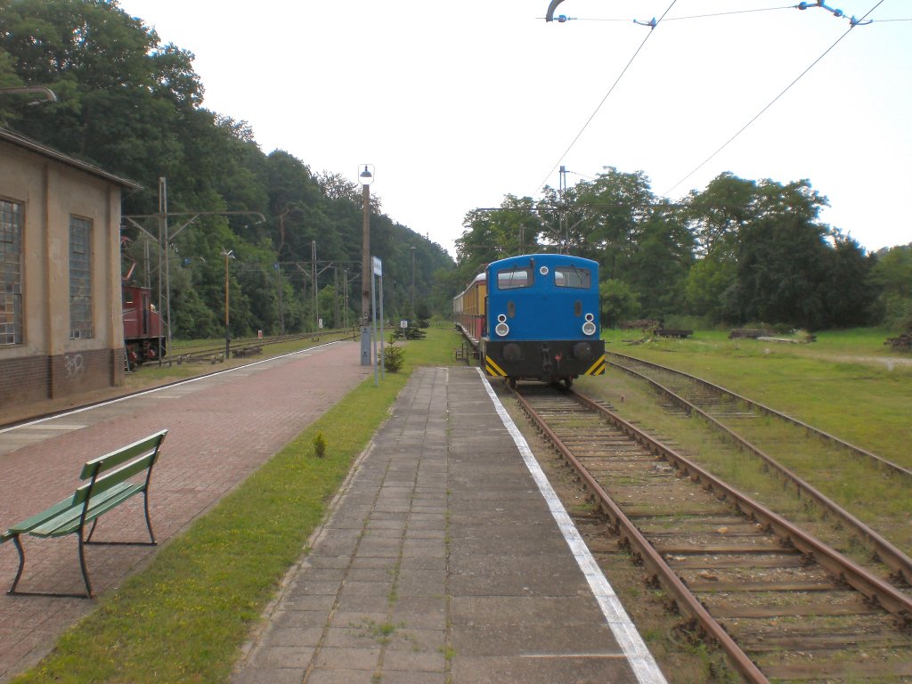 Blick zu den abgestellten Fahrzeugen