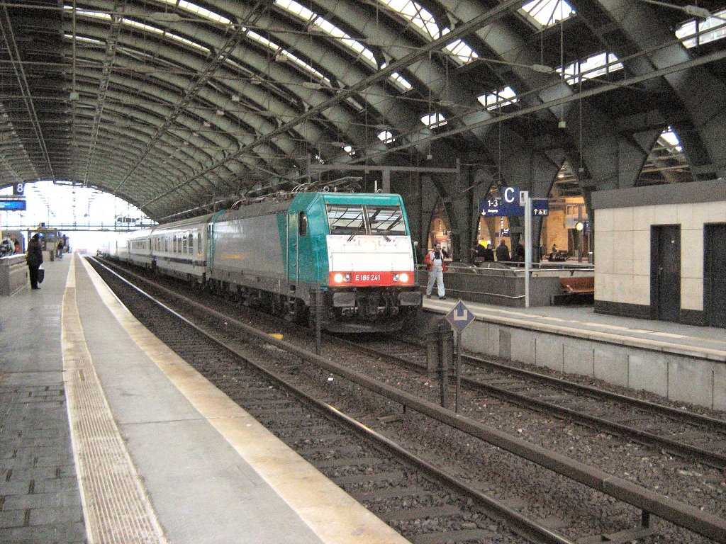 BR 186 vor Berlin-warschau-Express