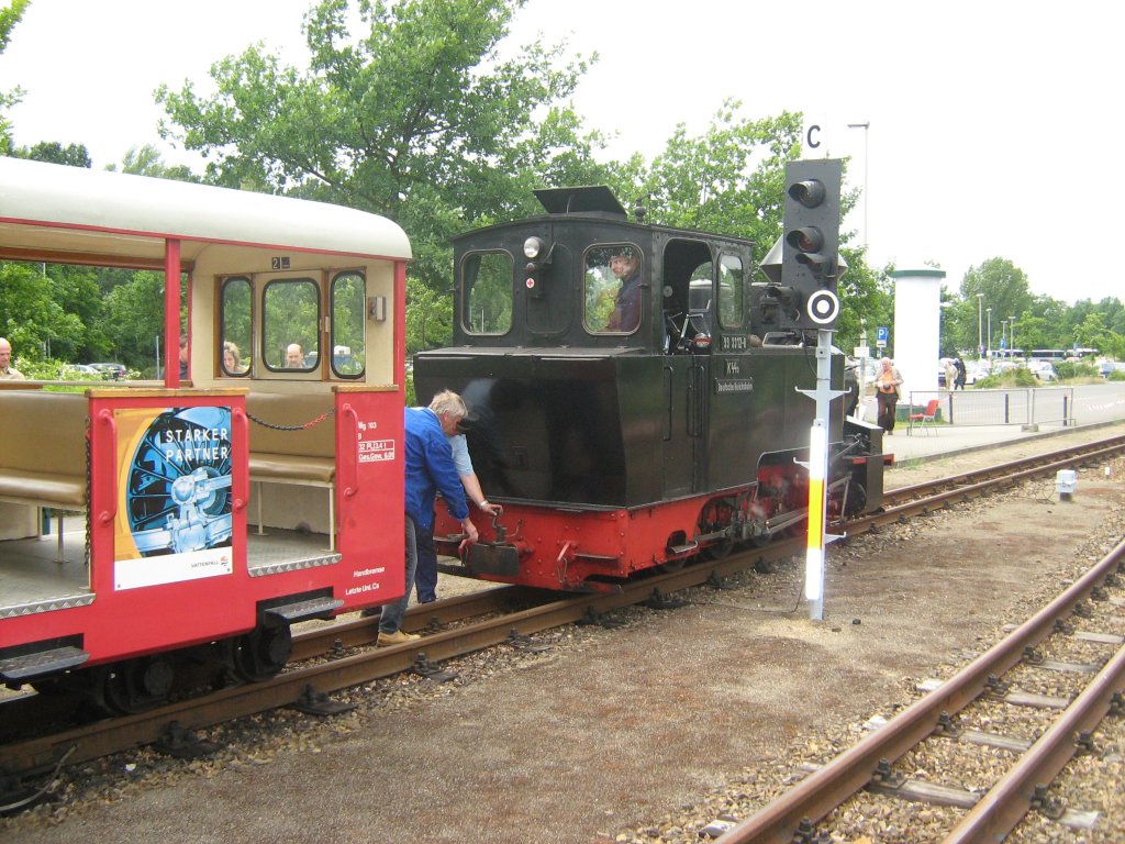 Dampflok vor personenzug