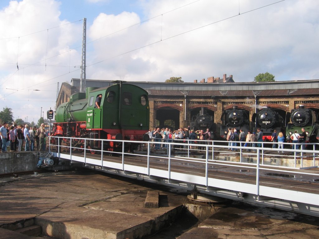 Dampfspeicherlok verlsst die Drehscheibe