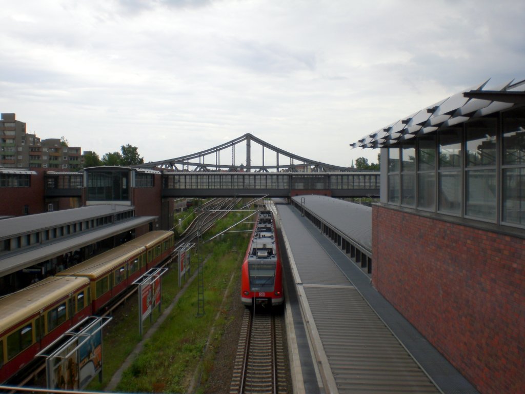 Elektrischer Triebwagenzug im Bhf gesundbrunnen