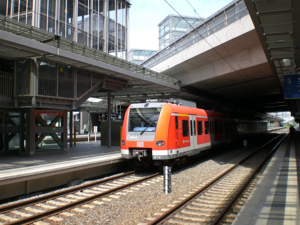 Elektrischer Triebzug im Bhf Sdkreuz