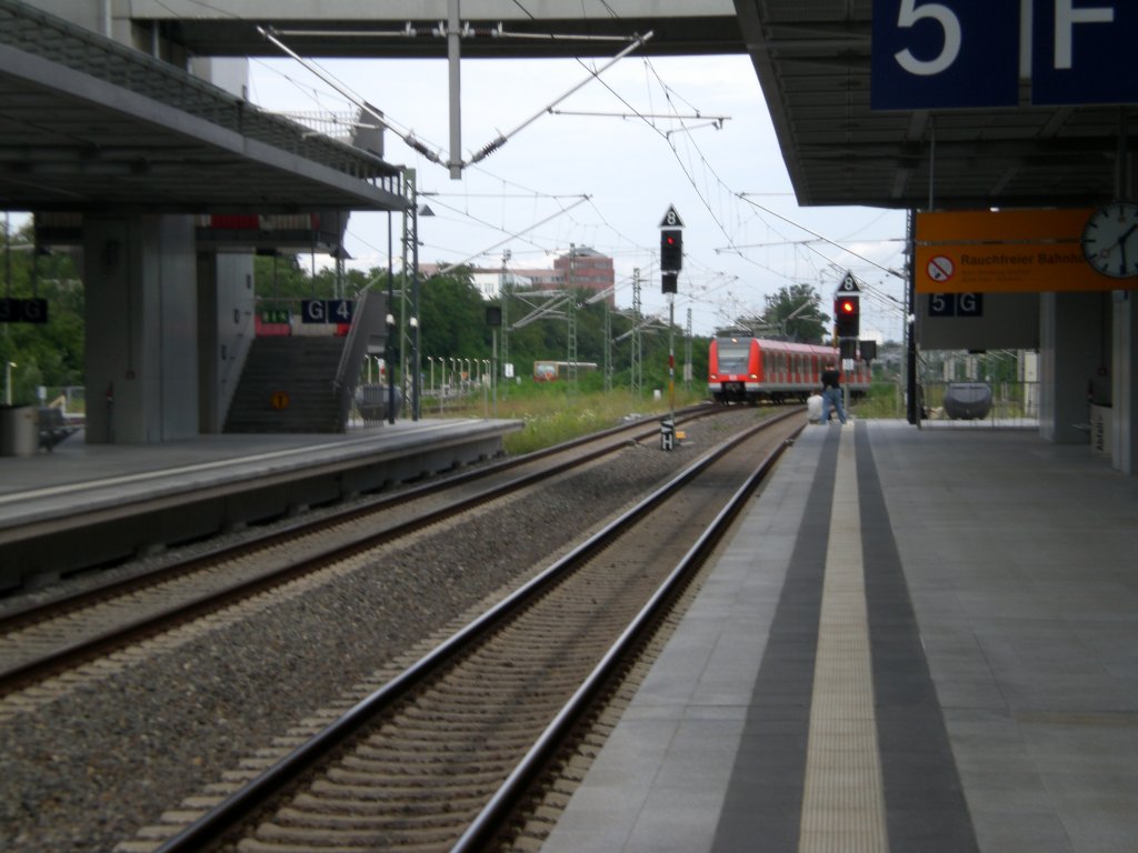 Elektrotriebwagenzug erreicht den Bhf Sdkreuz