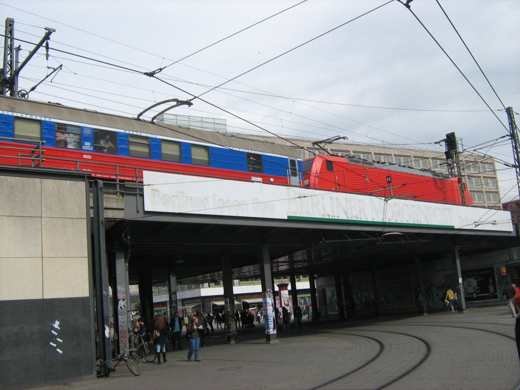 Fernzug am AlexANDERPLATZ