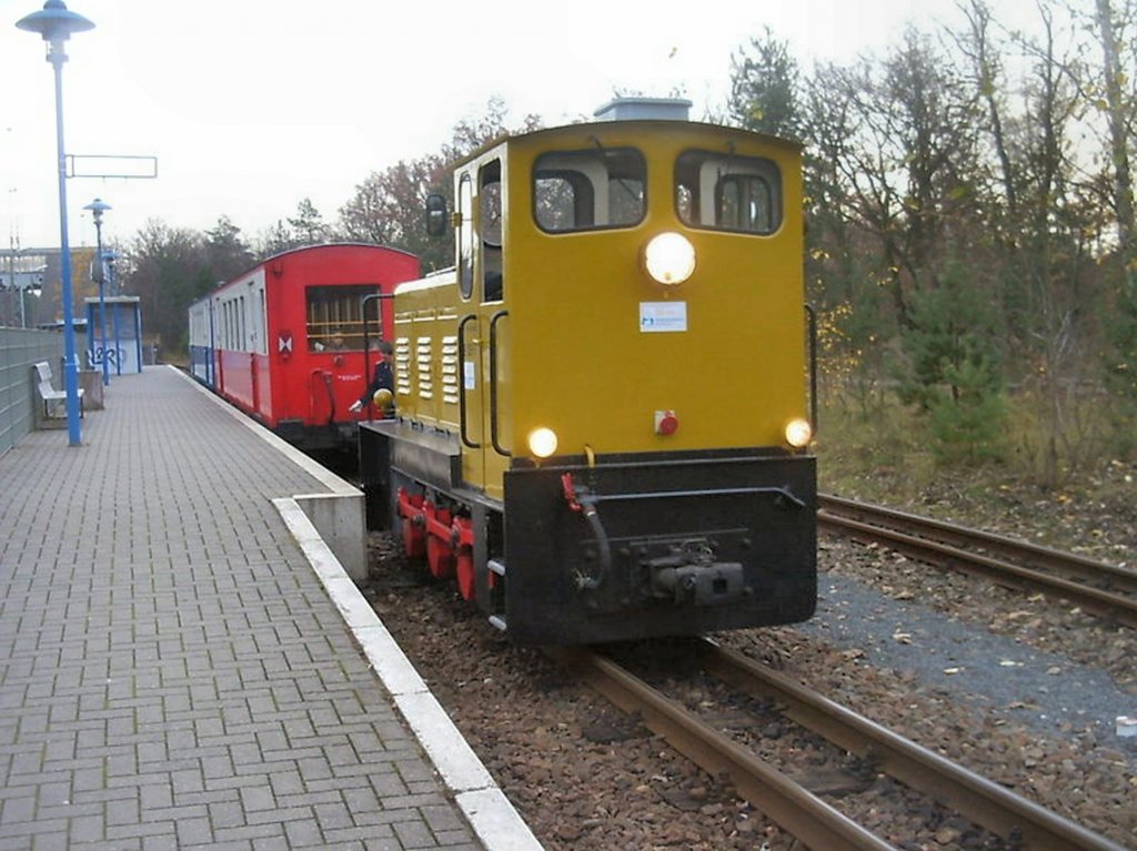 Gelbbe Diesellok der Parkeisenbahn berlin