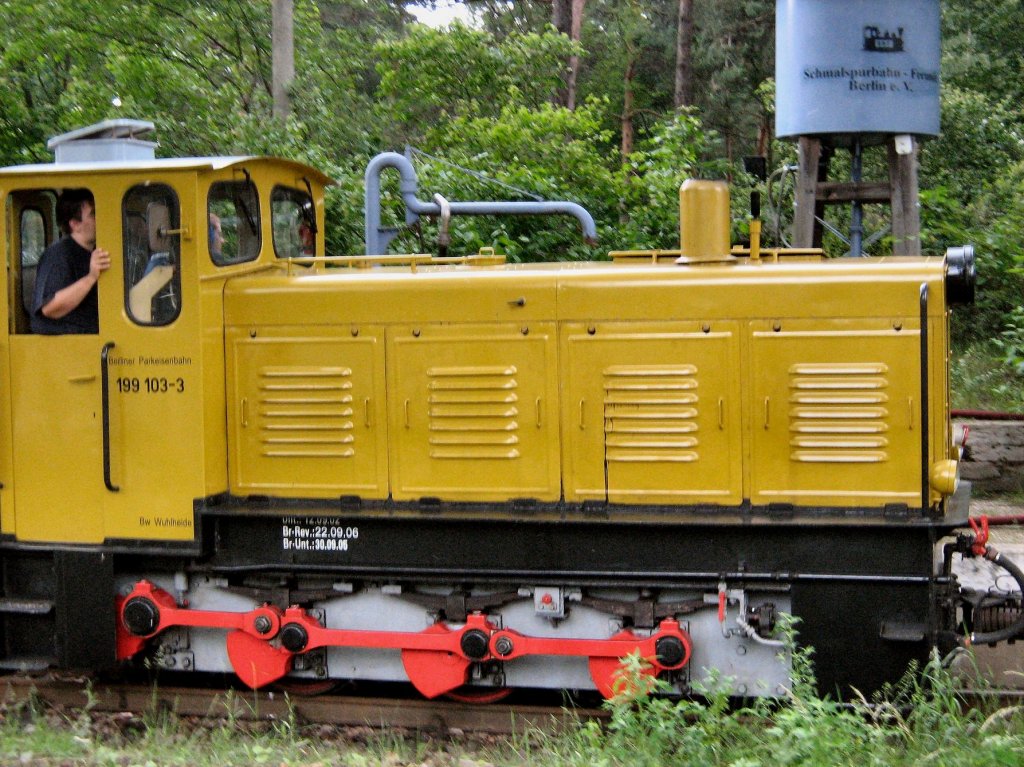 Gelbe Diesellok der Parkeisenbahn