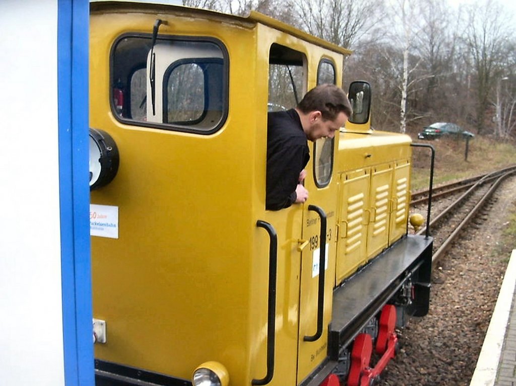 Gelbe Diesellok der Parkeisenbahn