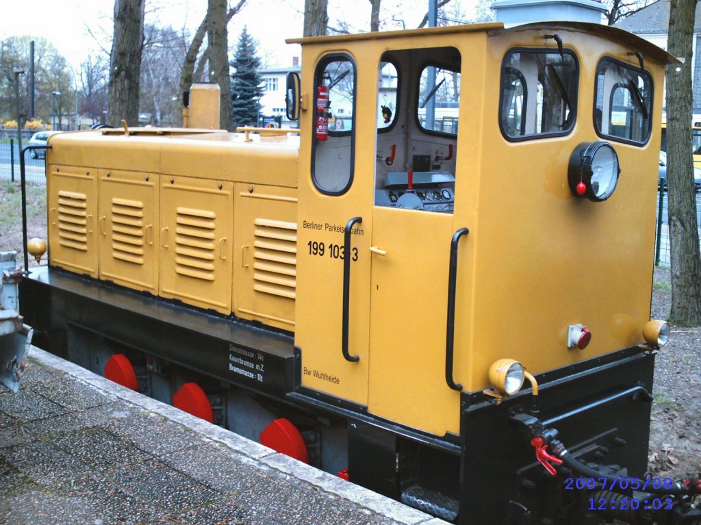 Gelbe Diesellok der Parkeisenbahn berlin