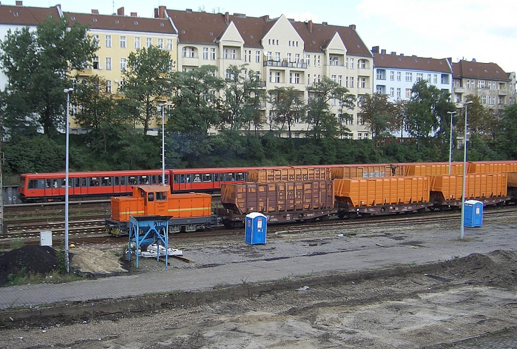 Gterzug und S-bahn 2005 in Berlin-Neuklln