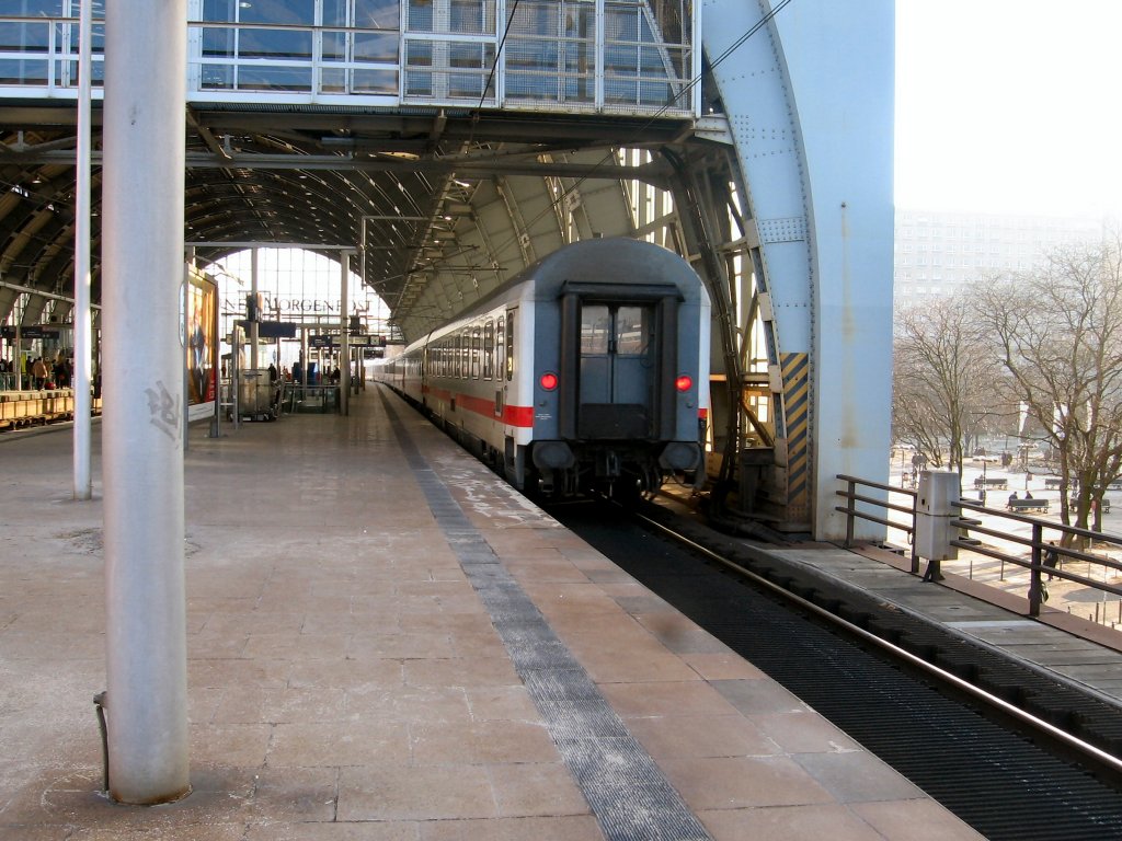 IC durchfhrt den Bhf Alexanderplatz