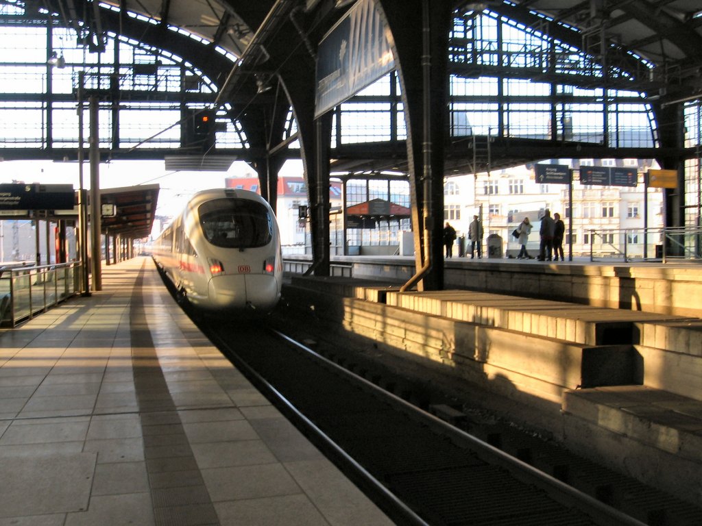 ICE im Bahnhof Friedrichstrasse