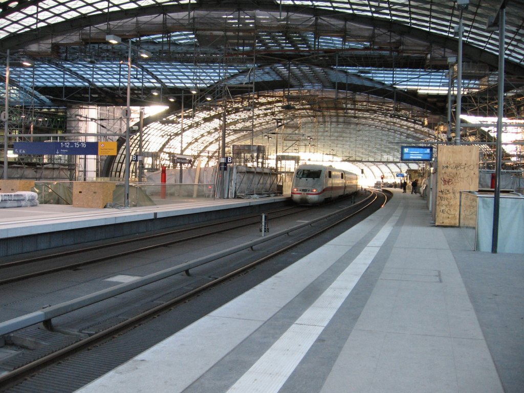 ICE durchfhrt den noch nicht fertigen Hauptbahnhof