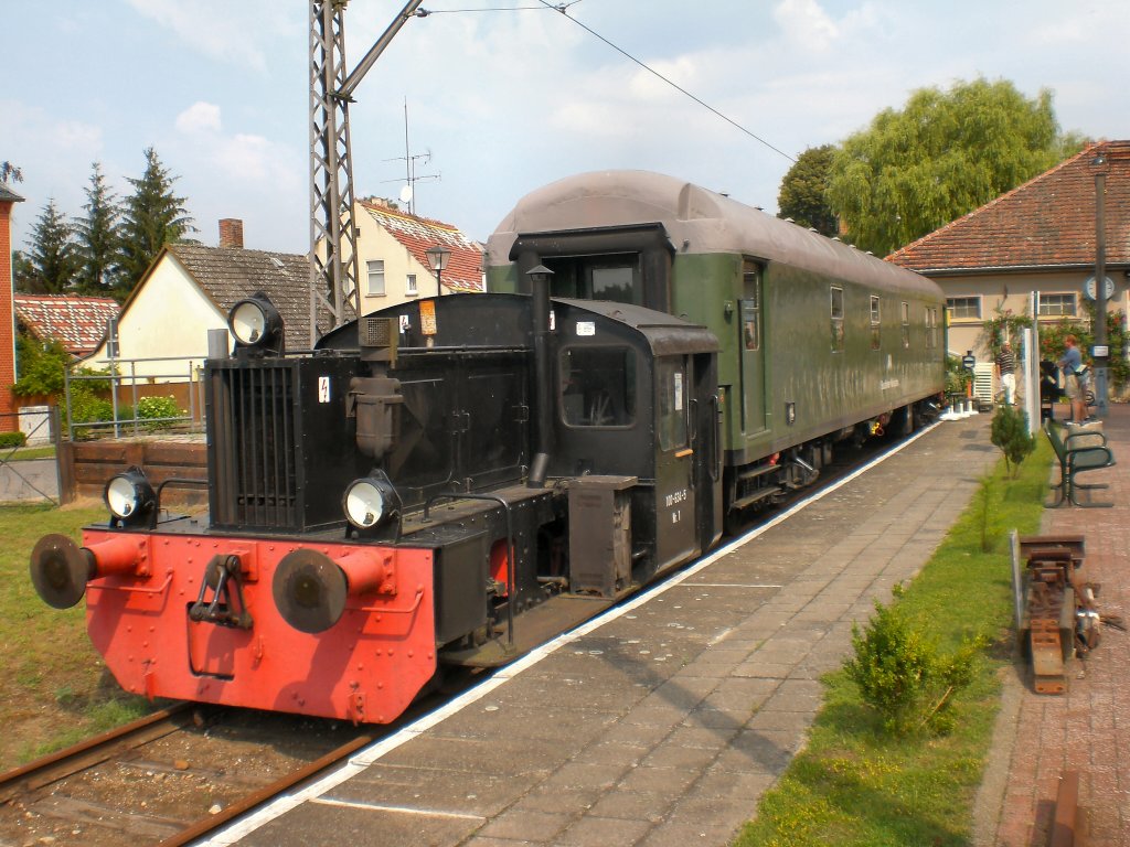 Kleinlokomotive mit Personenwagen in Buckow