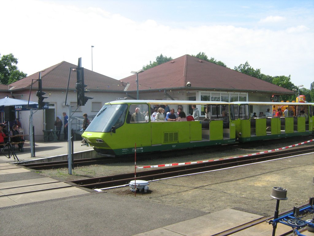 Moderner Zug der Parkeisenbahn