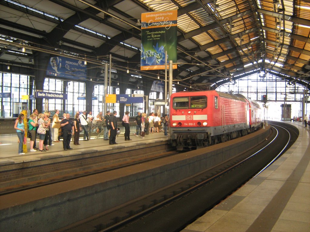 RE im bahnhof Friedrichstrasse