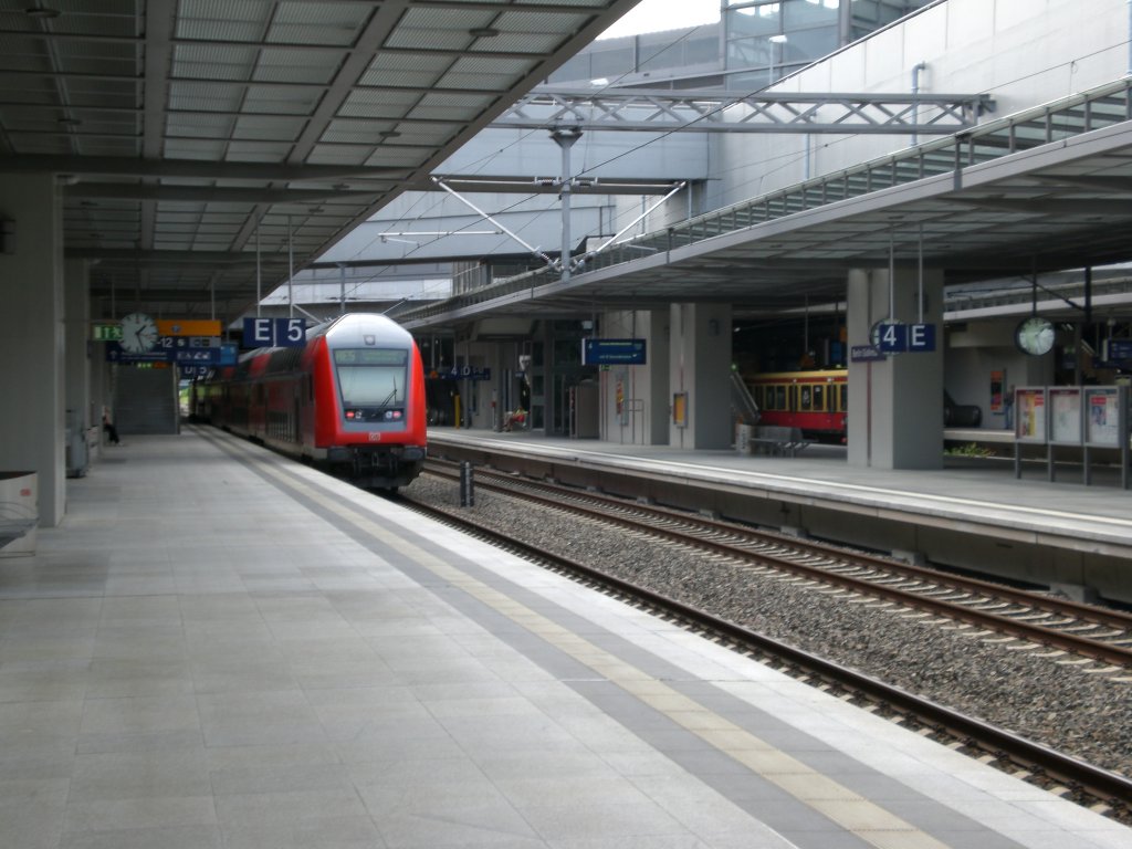 RE im Bahnhof Sdkreuz