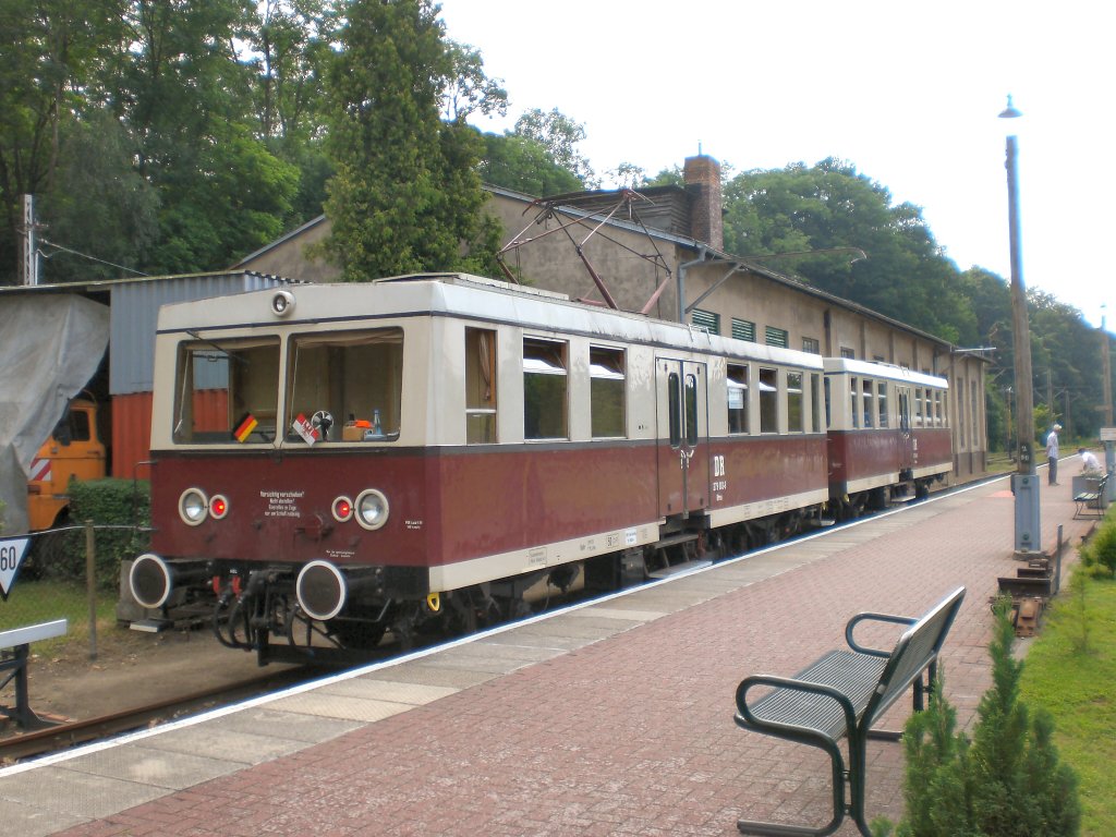 Triebwagenzug am Bahnsteig in Buckow