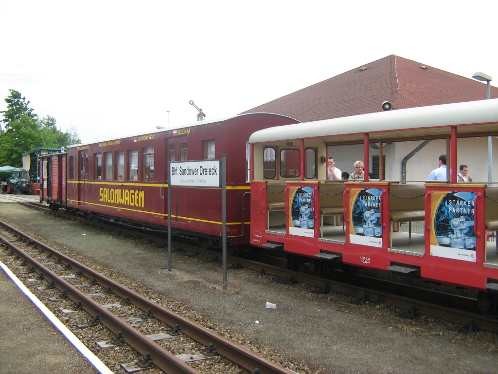 Zug der Parkeisenbahn mit Speisewagen