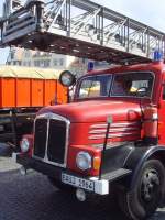 �lteres Leiterfahrzeug der Feuerwehr auf dem Erfurter Domlatz